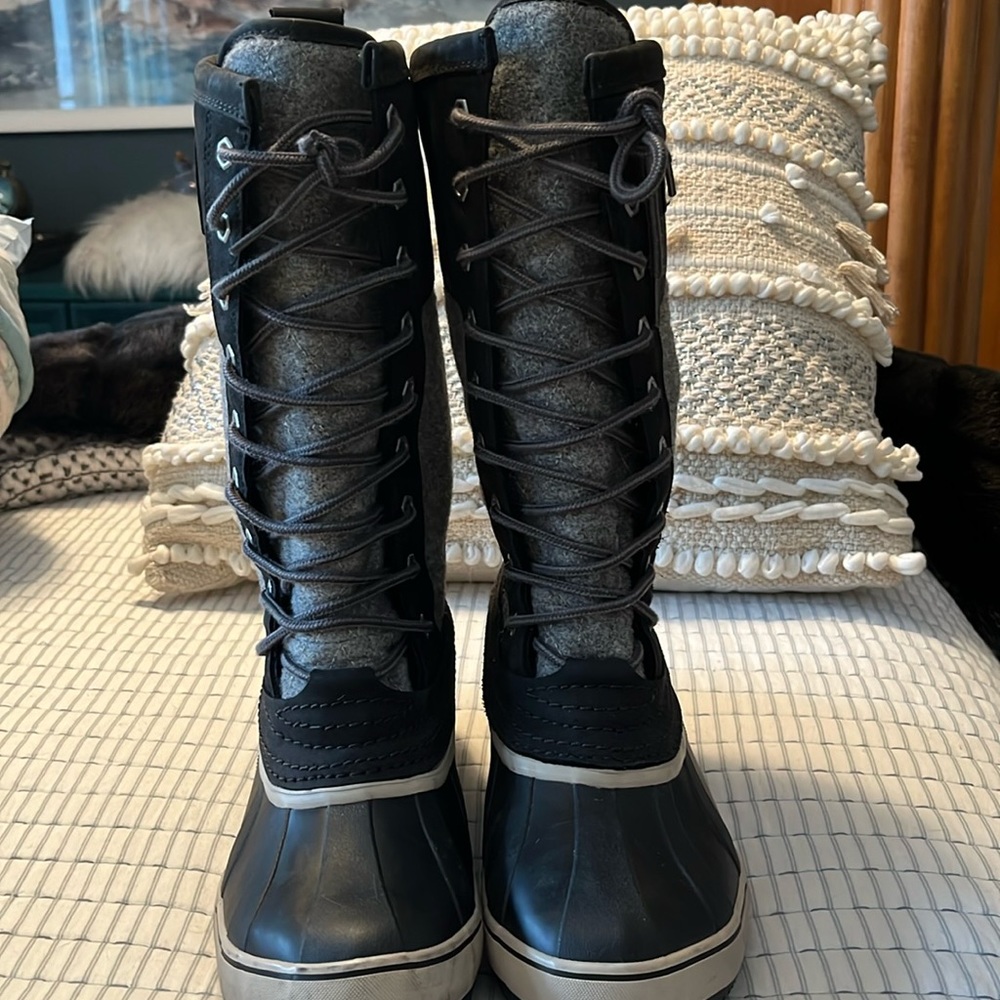 Sorel waterproof lace up boot with natural rubber.